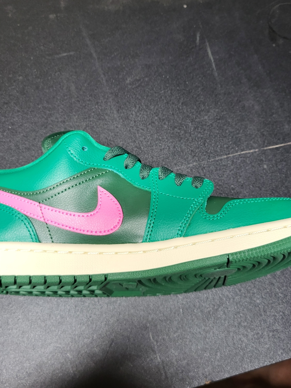*NEW* Nike Air Jordan 1 Low Malachite Pink Blast DC0774-300 Women's Size 8.5 - Picture 3 of 11